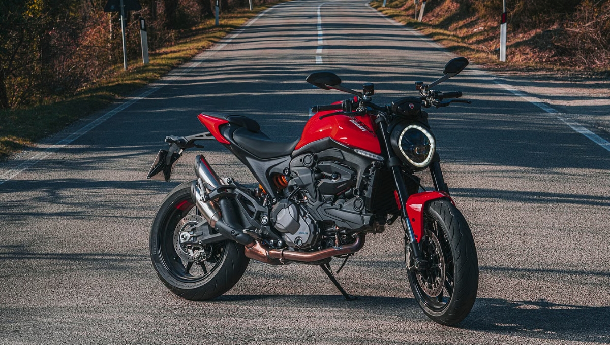₹12.95 लाख की दमदार Ducati Monster: नाम ही काफी है रफ्तार, जुनून और क्लास के लिए