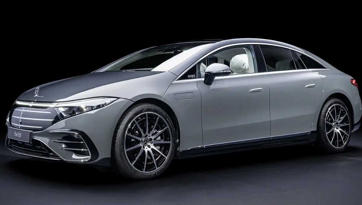 ₹1.62 करोड़ में लग्ज़री और इलेक्ट्रिक का परफेक्ट कॉम्बो जानिए Mercedes EQS 2025 की पूरी खासियत