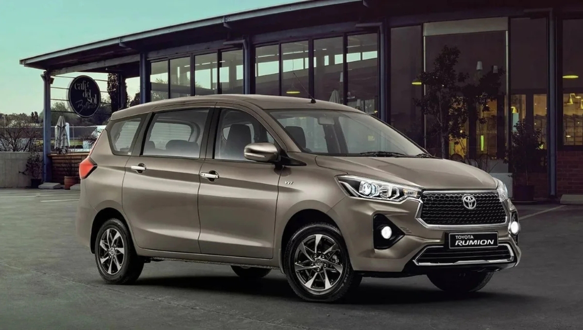 Toyota Rumion 2025: फैमिली के लिए बनी शानदार 7-सीटर एमयूवी, दमदार फीचर्स और बेहतरीन माइलेज के साथ