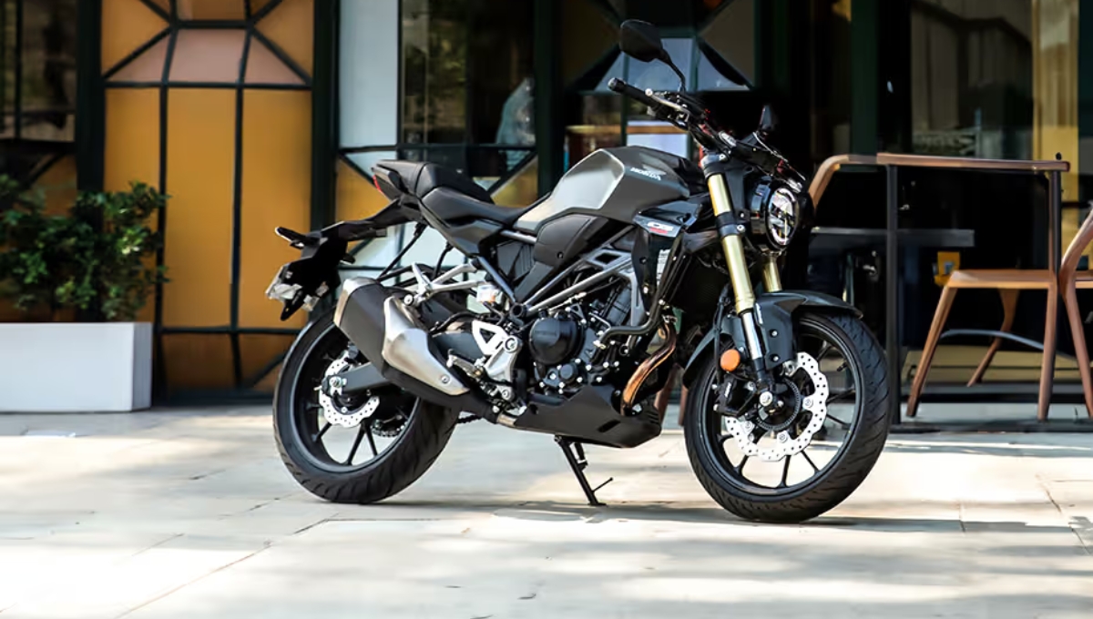 160 kmph की टॉप स्पीड वाली Honda CB300R आई सिर्फ ₹2.4 लाख में अब स्टाइल और रफ्तार होगी आपकी पहचान