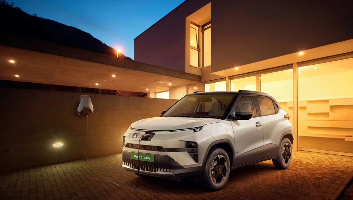 Tata Punch EV 2025: ₹10.99 लाख में लॉन्च हुई ये इलेक्ट्रिक SUV, 421 KM रेंज और 35 kWh बैटरी के साथ दे रही है जबरदस्त टक्कर