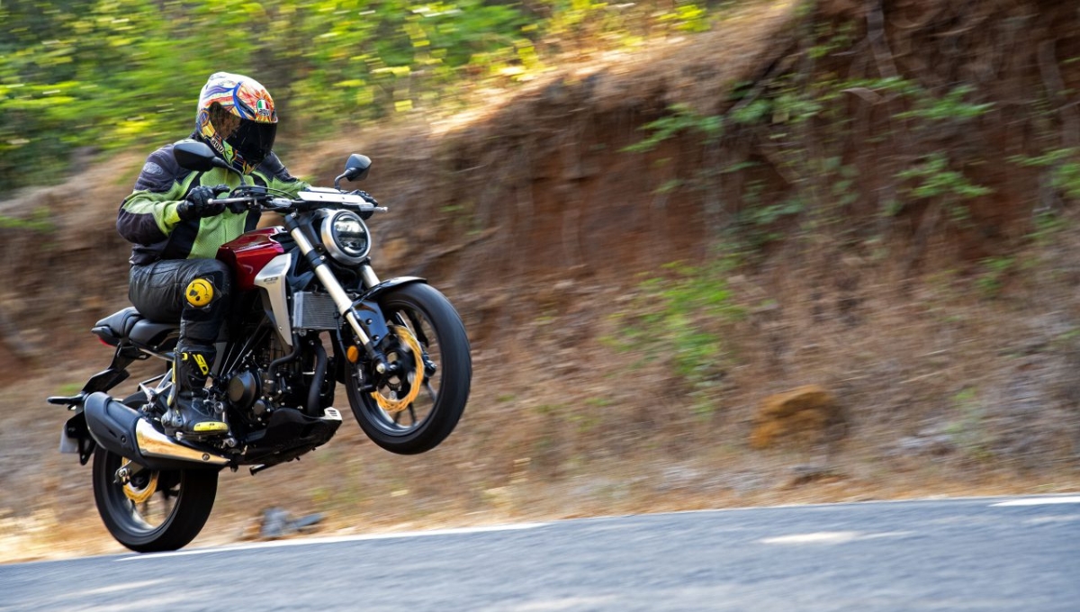  160 kmph की टॉप स्पीड वाली Honda CB300R आई सिर्फ ₹2.4 लाख में अब स्टाइल और रफ्तार होगी आपकी पहचान