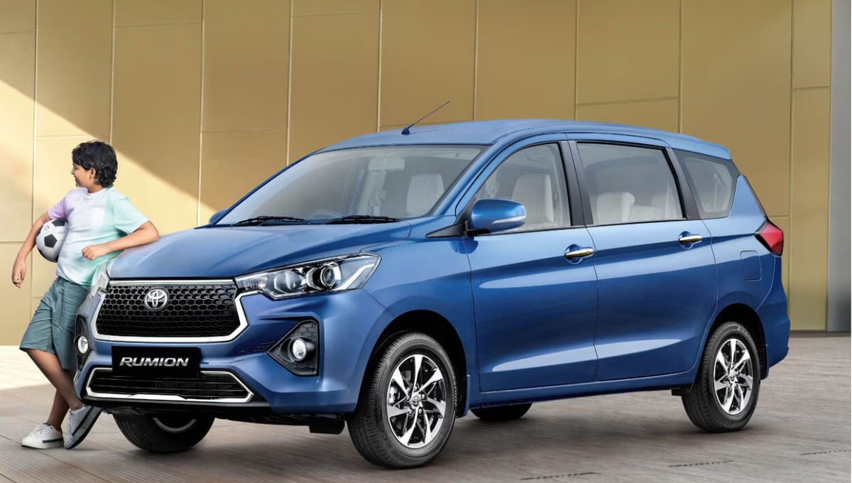 Toyota Rumion 2025: फैमिली के लिए बनी शानदार 7-सीटर एमयूवी, दमदार फीचर्स और बेहतरीन माइलेज के साथ