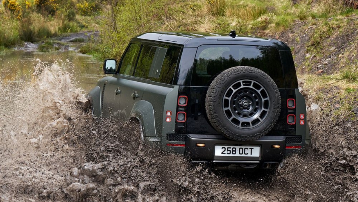 ₹2.3 करोड़ की शानदार शान: जानिए Land Rover Defender के दमदार फीचर्स और स्टाइलिश लुक 