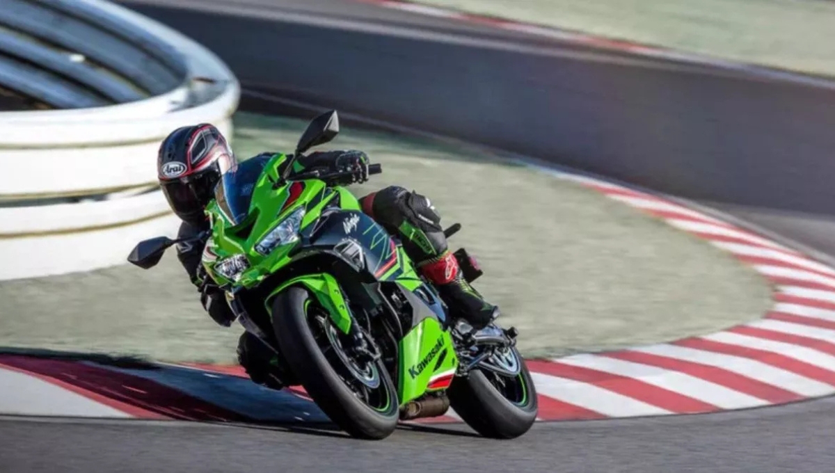 Kawasaki Ninja ZX-4R: 399cc का दमदार रॉकेट, ₹8.49 लाख में स्पीड और स्टाइल का अनोखा संगम 