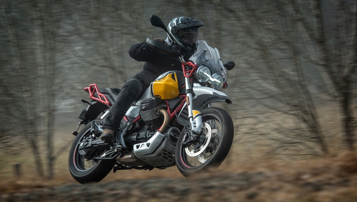 Moto Guzzi V85 TT: ₹15 लाख की शानदार एडवेंचर बाइक, जहाँ स्टाइल मिलता है दमदार परफॉर्मेंस से 
