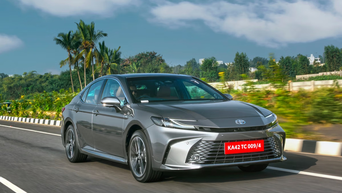  Toyota Camry 2025: लग्ज़री का नया अनुभव अब ₹46.17 लाख में स्टाइल, पावर और सेफ्टी का जबरदस्त मेल