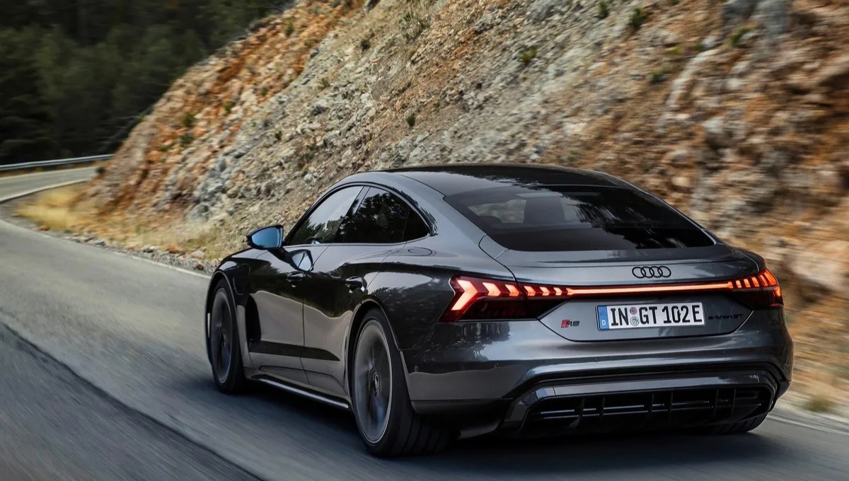 Audi RS e-tron GT: ₹1.94 करोड़ की इलेक्ट्रिक लग्ज़री कार, जानिए शानदार फीचर्स और रेंज