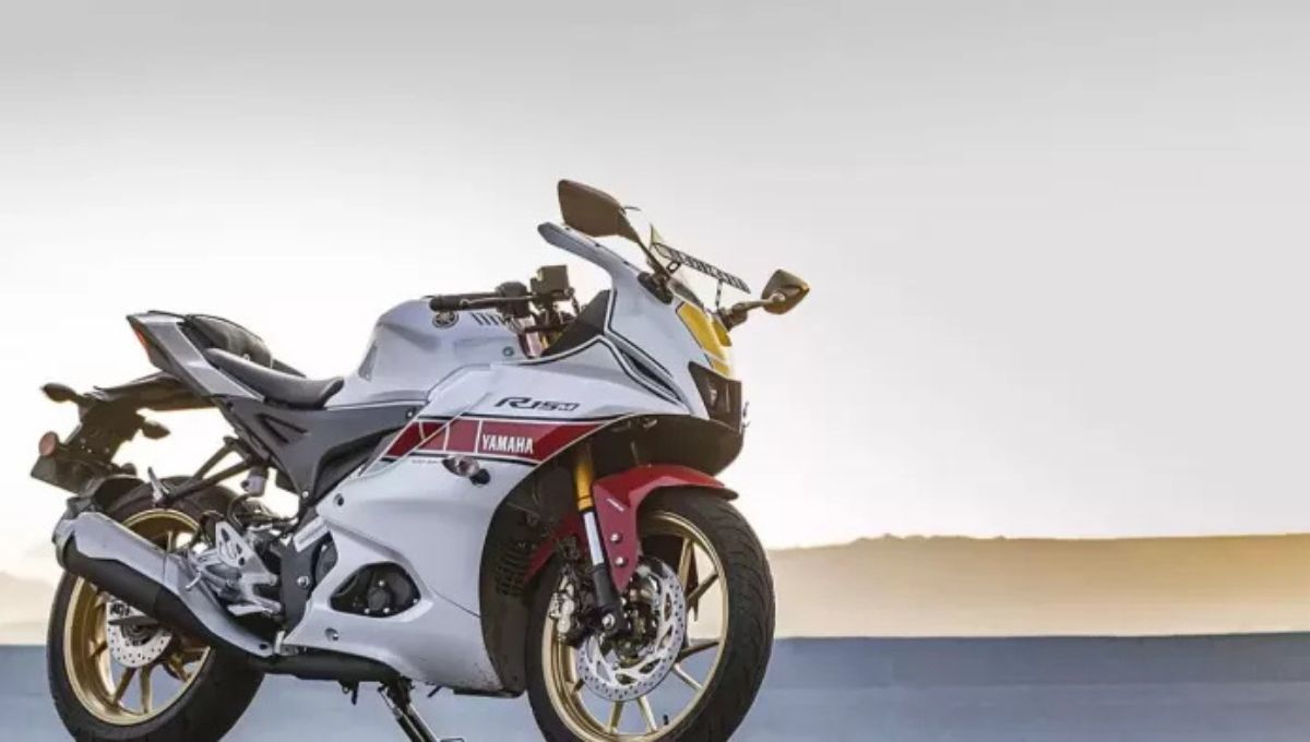 Yamaha R15 V4 दमदार फीचर्स और 45 kmpl माइलेज वाली शानदार स्पोर्ट्स बाइक
